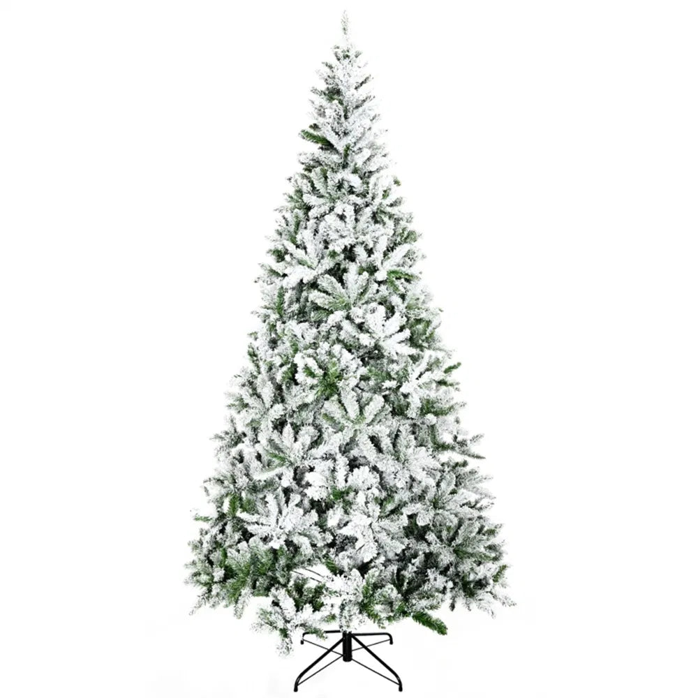 Besneeuwde dennenboom zonder lichtjes