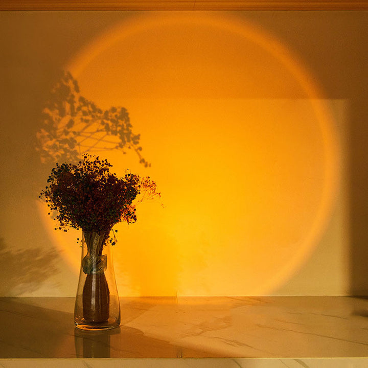 Wandlampje met oranje zonsondergang gloed op muur
