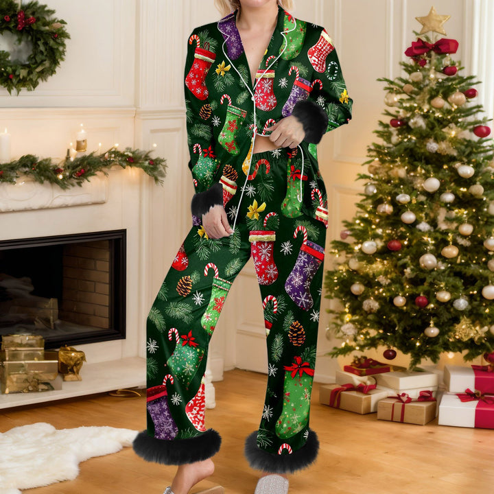Vrouw in kerstpyjama met bontmanchetten