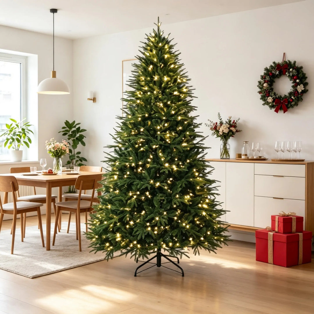 Extra volle groene kerstboom met lichtjes
