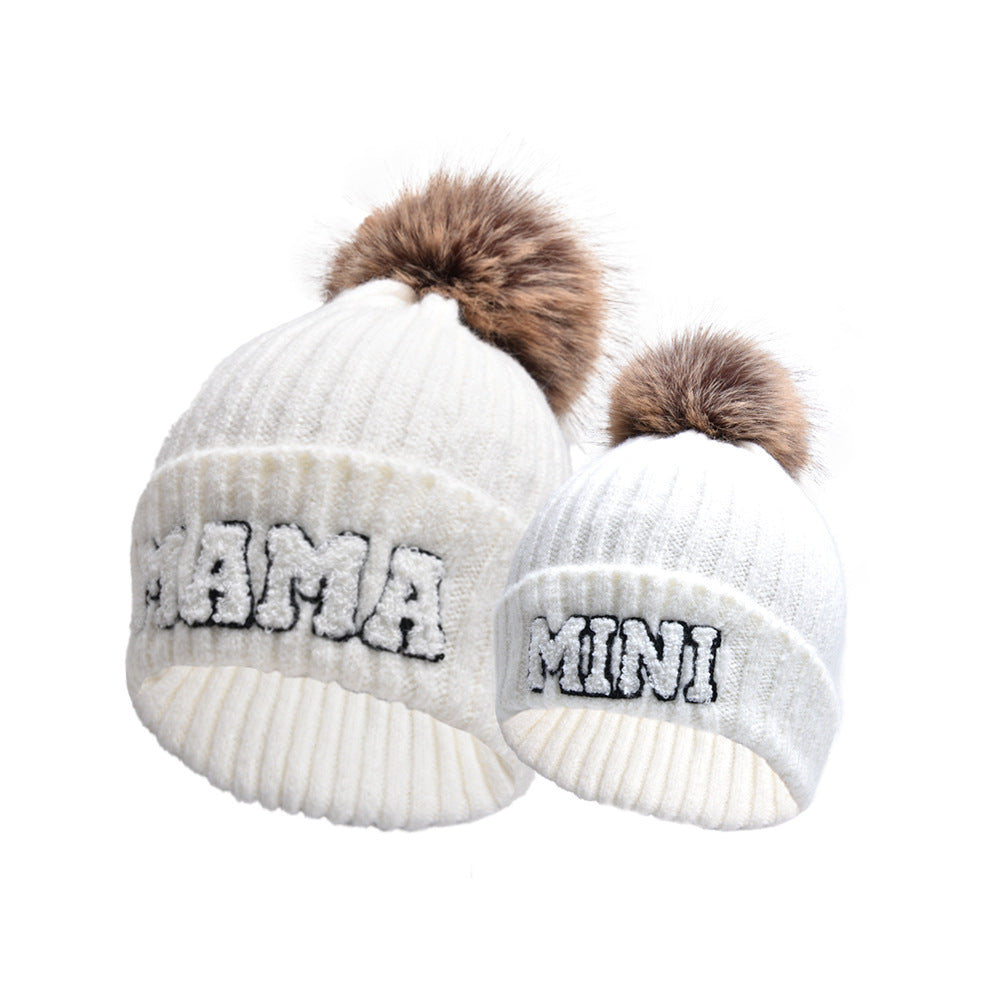 Geribde muts met MAMA-letters en pompon