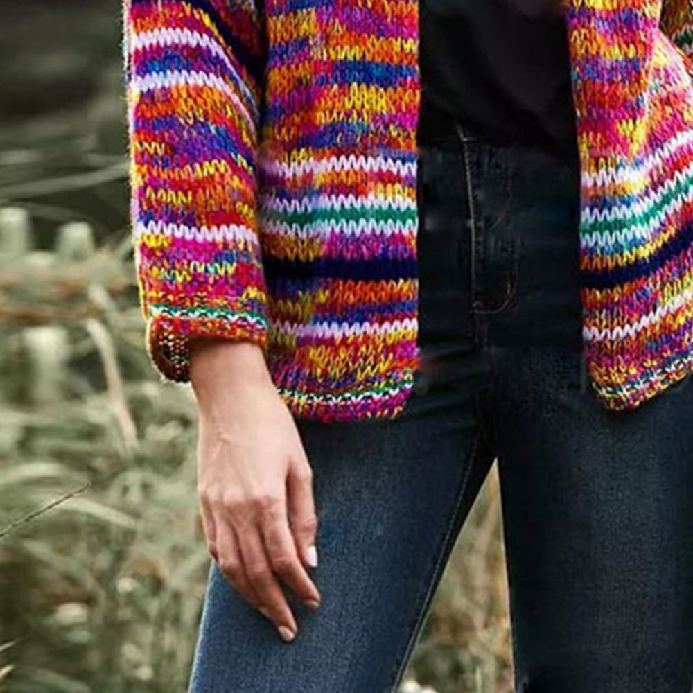 Vrouw in kort gestreept gebreid vest