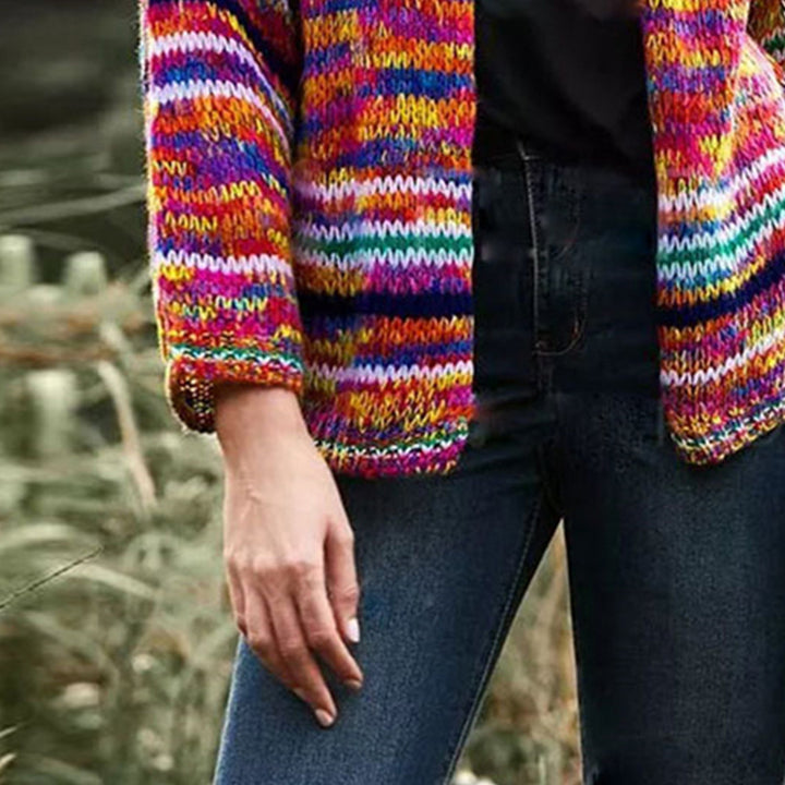 Vrouw in kort gestreept gebreid vest