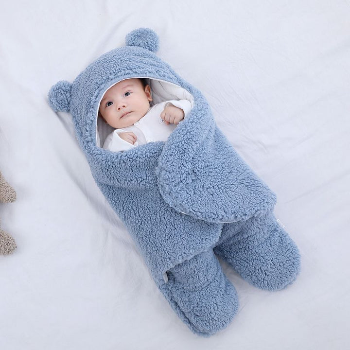 Baby in teddy slaapzak met berenoortjes