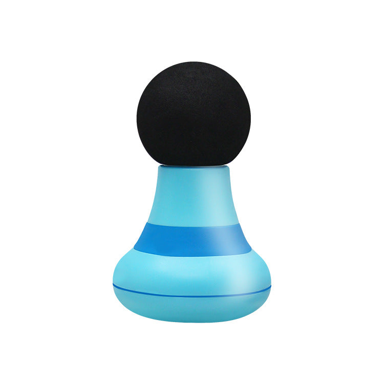 Blauwe mini massage gun in de hand