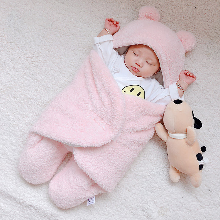 Baby in teddy slaapzak met berenoortjes