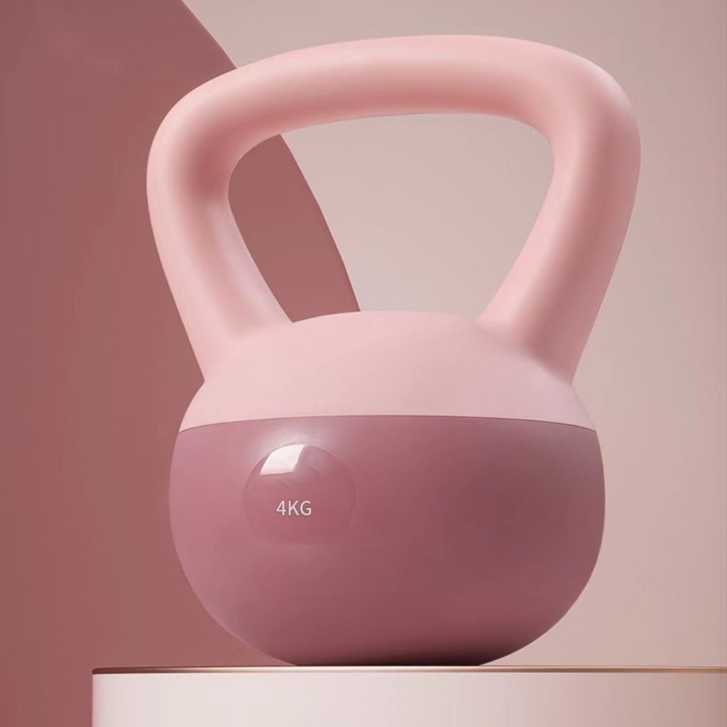 Lichtroze zachte kettlebell op de vloer