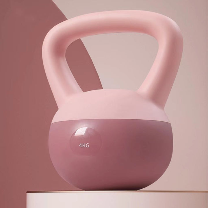 Lichtroze zachte kettlebell op de vloer