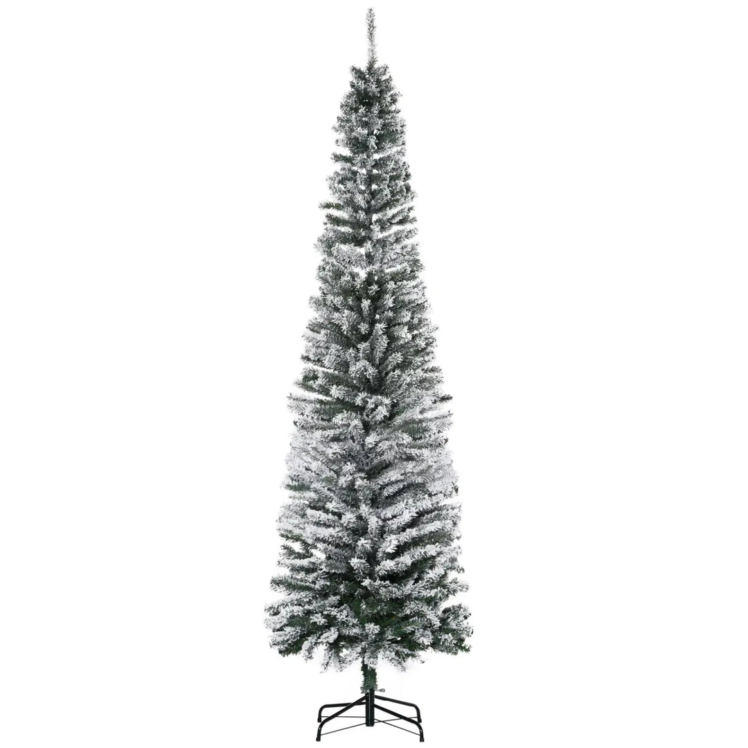 Hoge smalle besneeuwde kerstboom