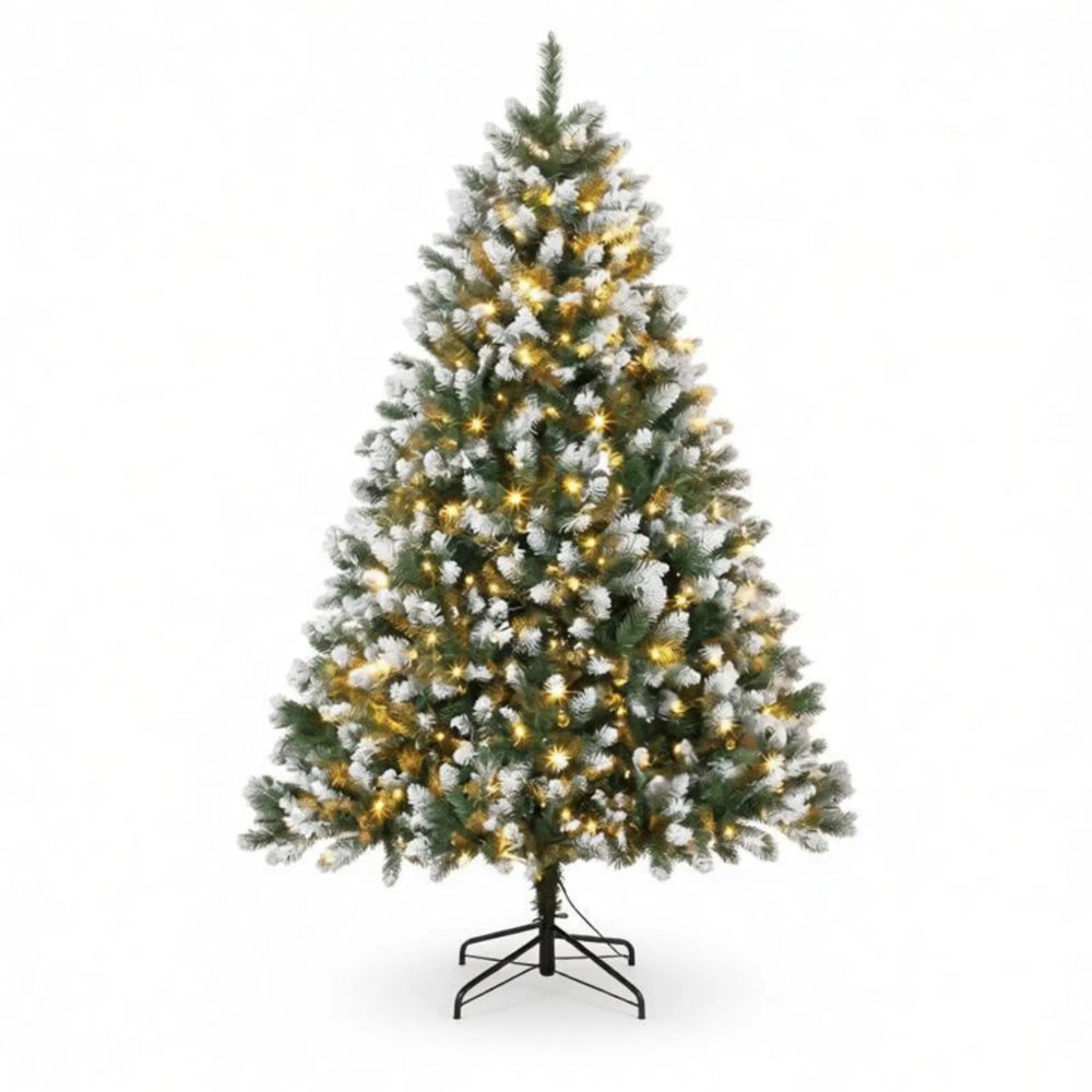 Volle kerstboom met witte puntjes en lichtjes
