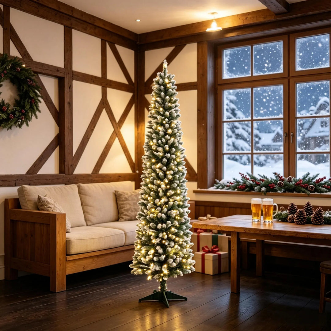 Smalle kerstboom met witte puntjes en lichtjes