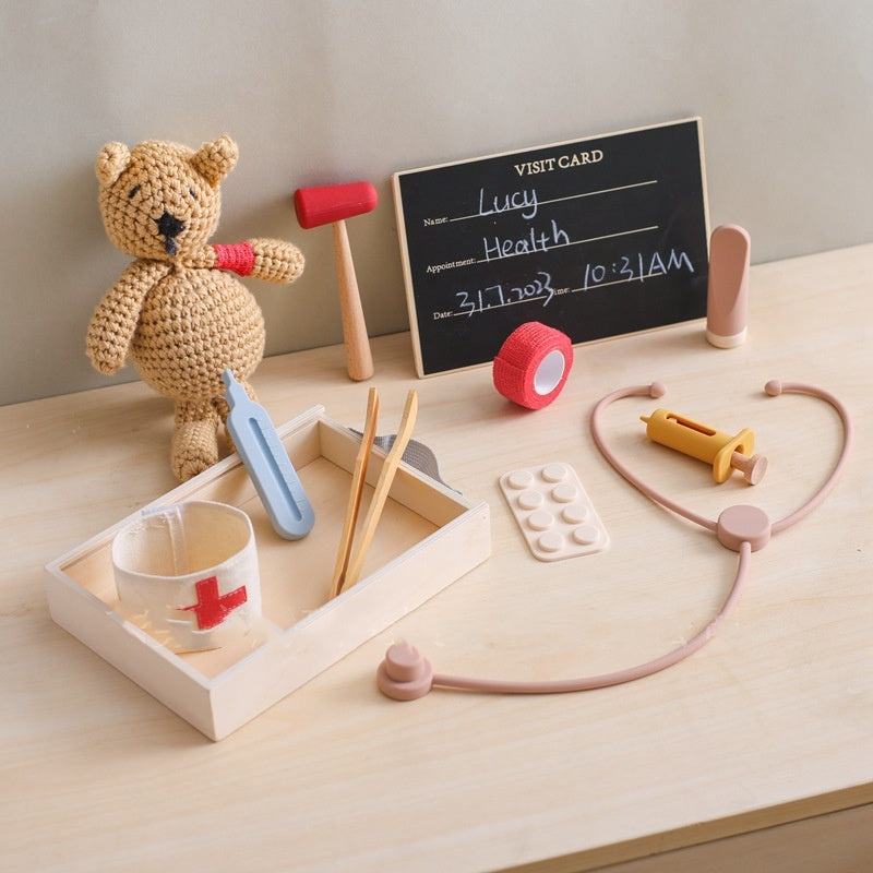 Houten dokterset met stethoscoop in koffer
