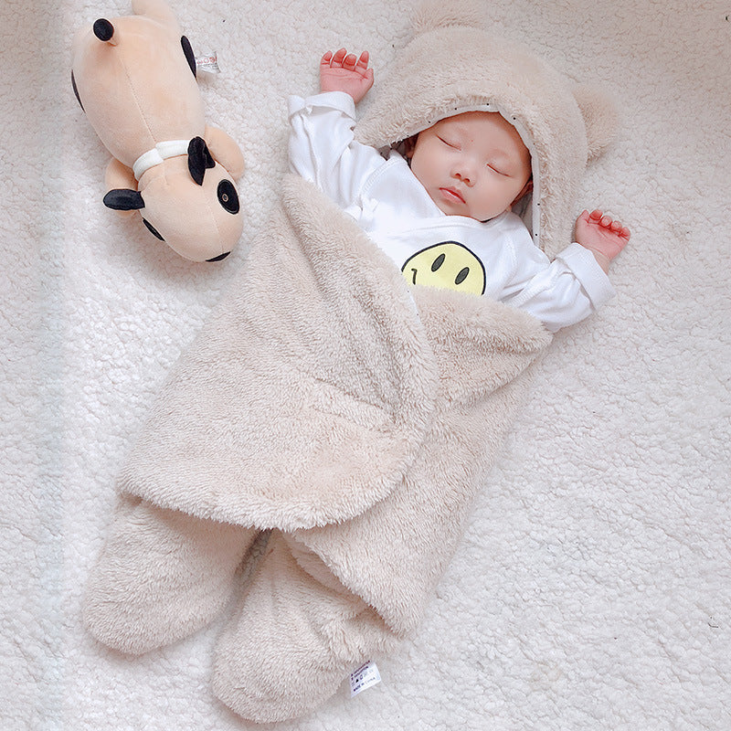 Baby in teddy slaapzak met berenoortjes