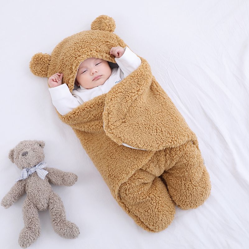 Baby in teddy slaapzak met berenoortjes