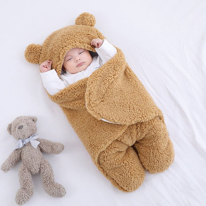 Baby in teddy slaapzak met berenoortjes