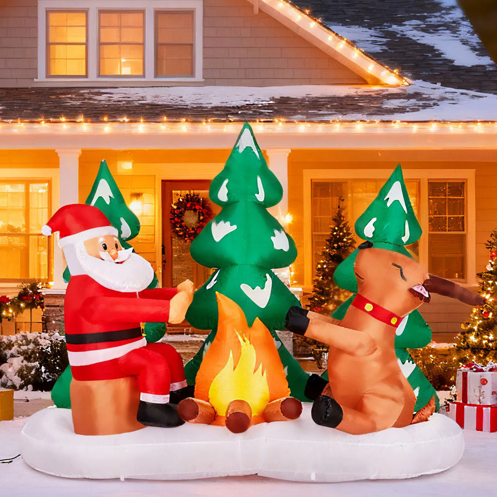 Opblaasbare kerstman bij kampvuur met rendieren