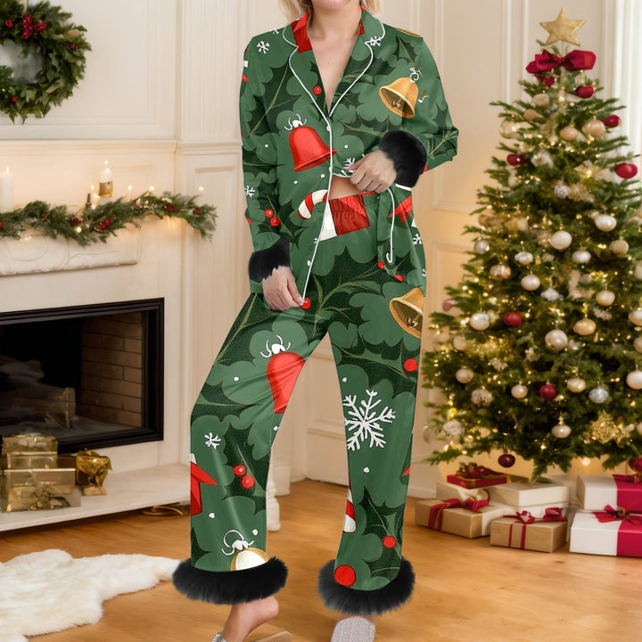 Vrouw in kerstpyjama met bontmanchetten