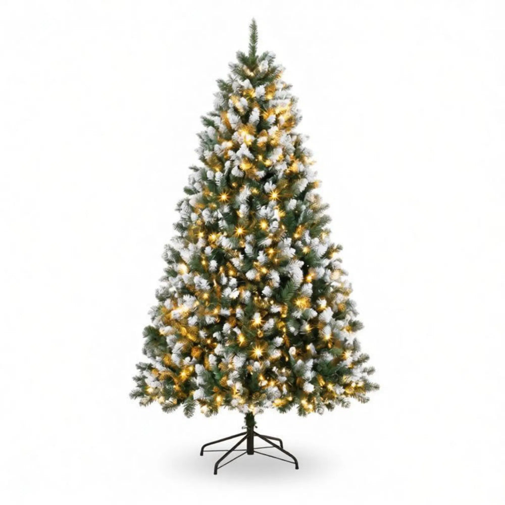 Grote kerstboom met witte puntjes en lichtjes