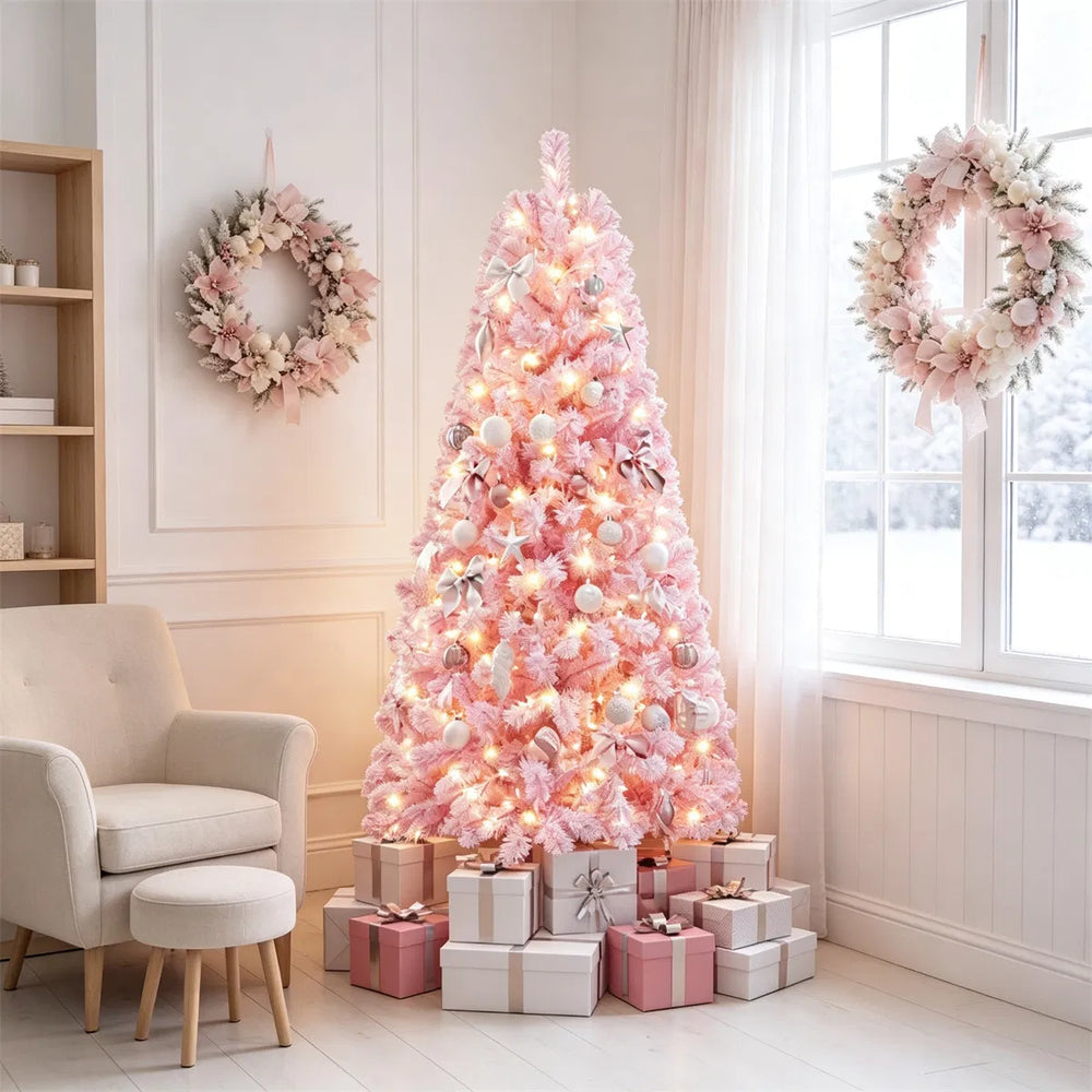 Kleine roze besneeuwde kerstboom met lichtjes