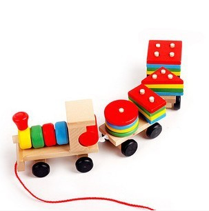 Houten trein met wagons en gekleurde blokjes