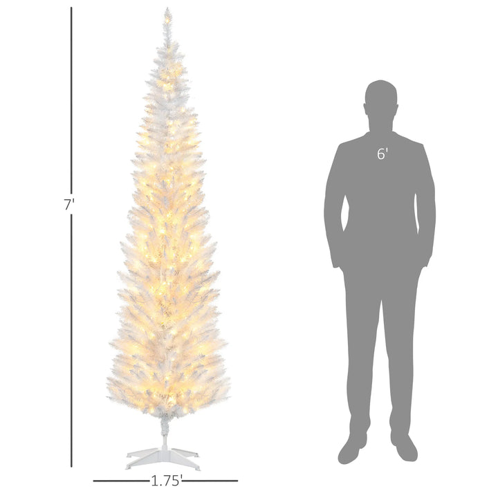 Witte smalle kerstboom met warmwitte lampjes