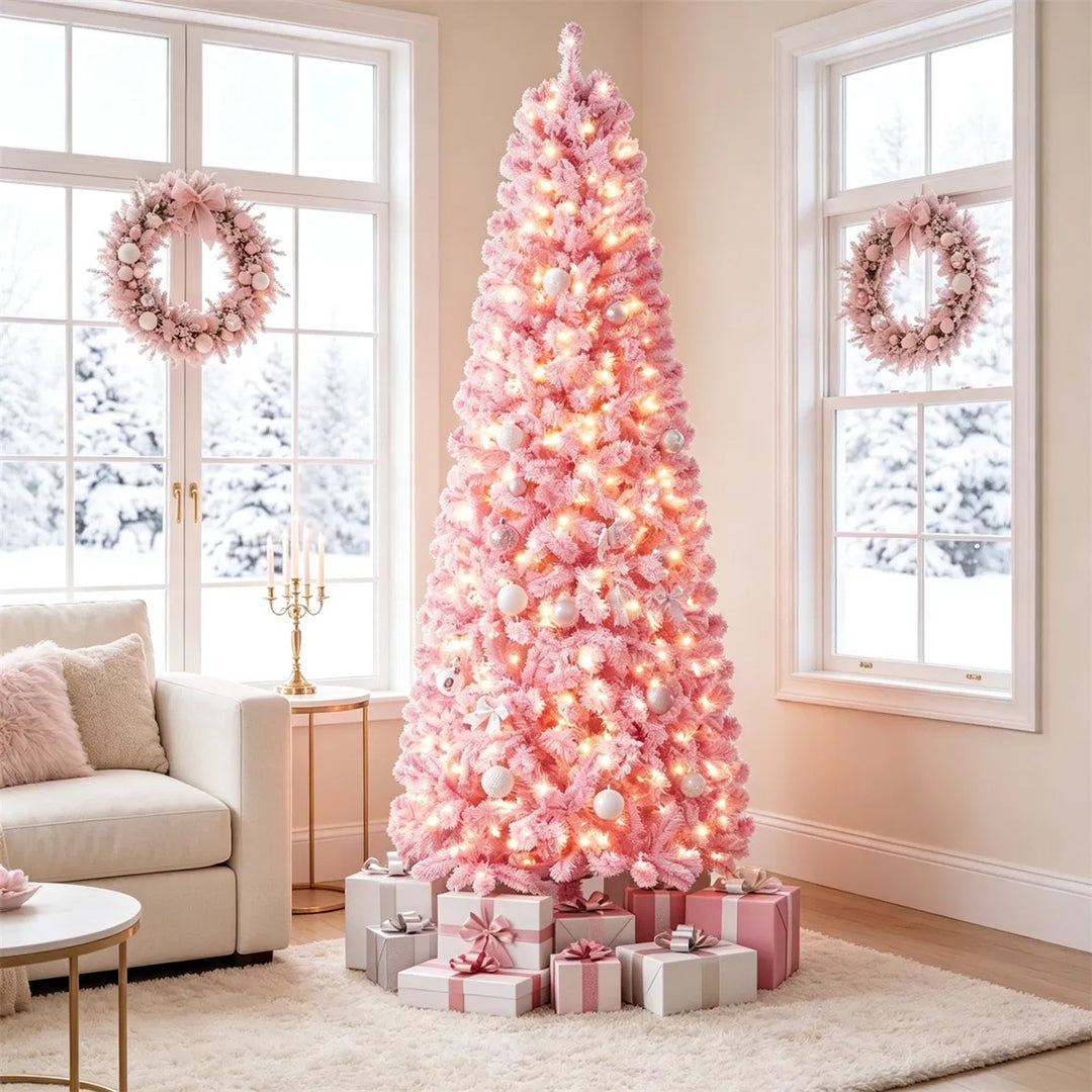 Roze besneeuwde volle kerstboom met lichtjes