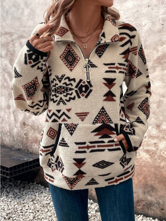 Vrouw in fleece trui met halve rits