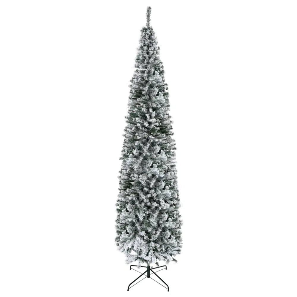 Hoge smalle besneeuwde kerstboom