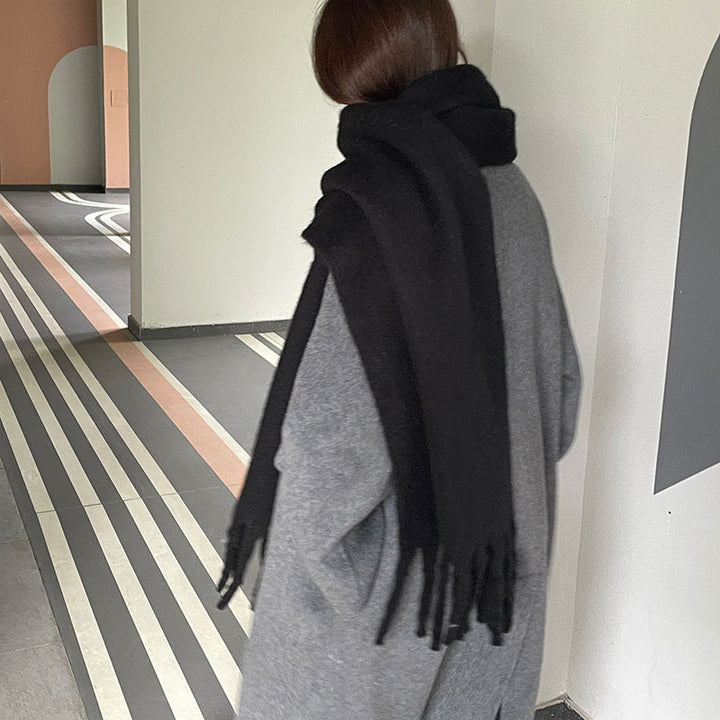 Vrouw met dikke oversized sjaal
