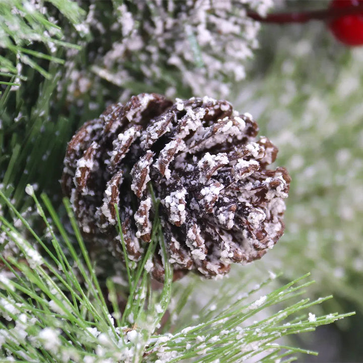 Verlichte kerstkrans met dennenappels en bessen