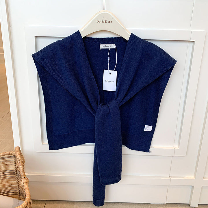 Vrouw met gebreide schouderdoek gestrikt
