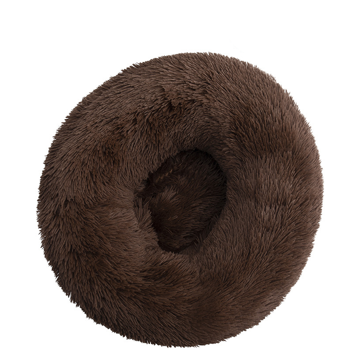 Hond ligt opgerold in een grijze donutmand