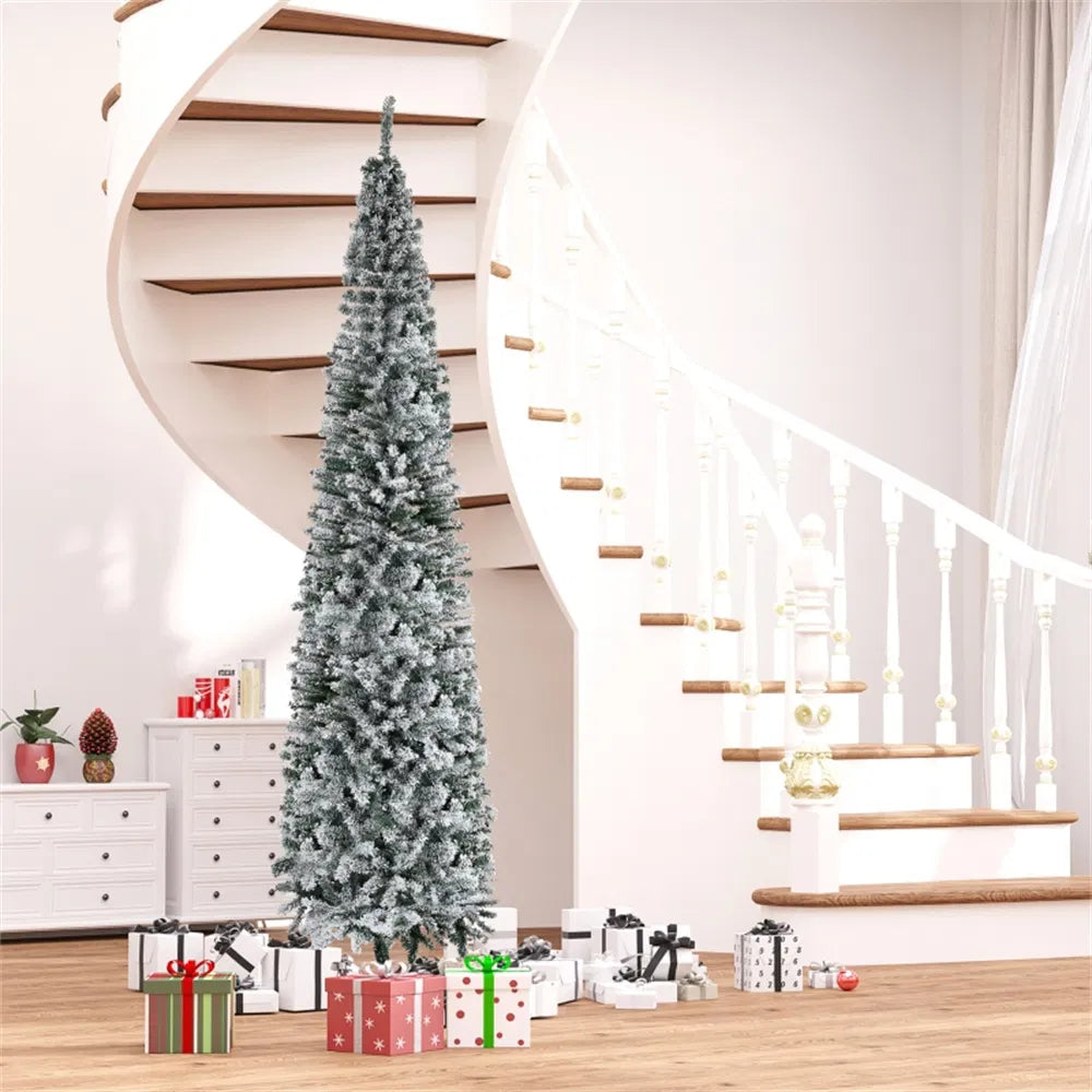 Hoge smalle besneeuwde kerstboom