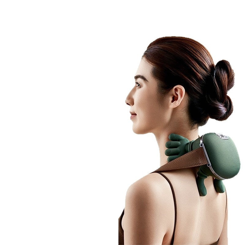 Groene snoerloze nekmassager om de schouders
