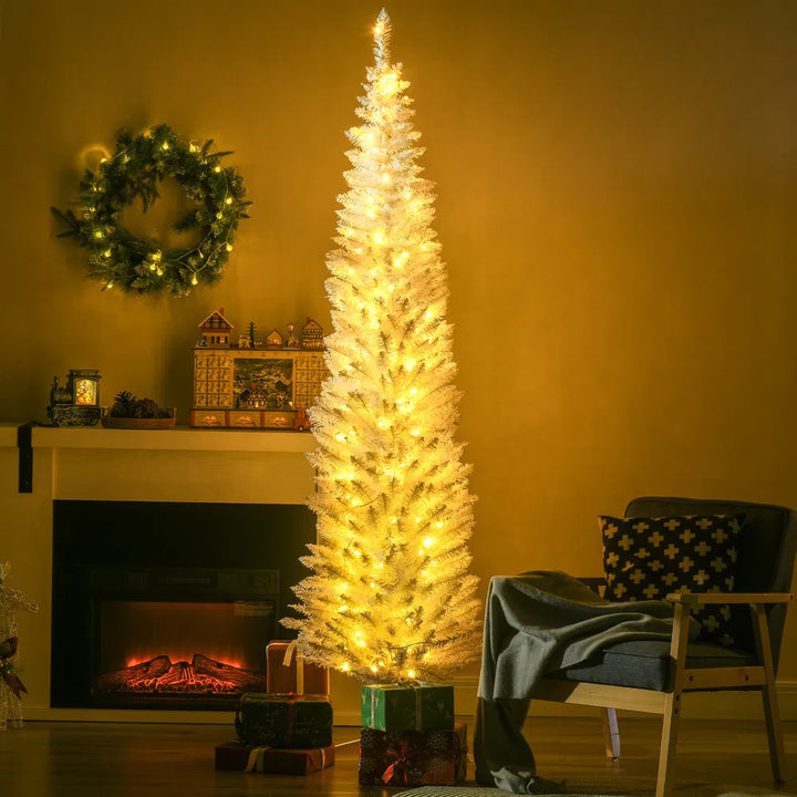 Witte smalle kerstboom met warmwitte lampjes