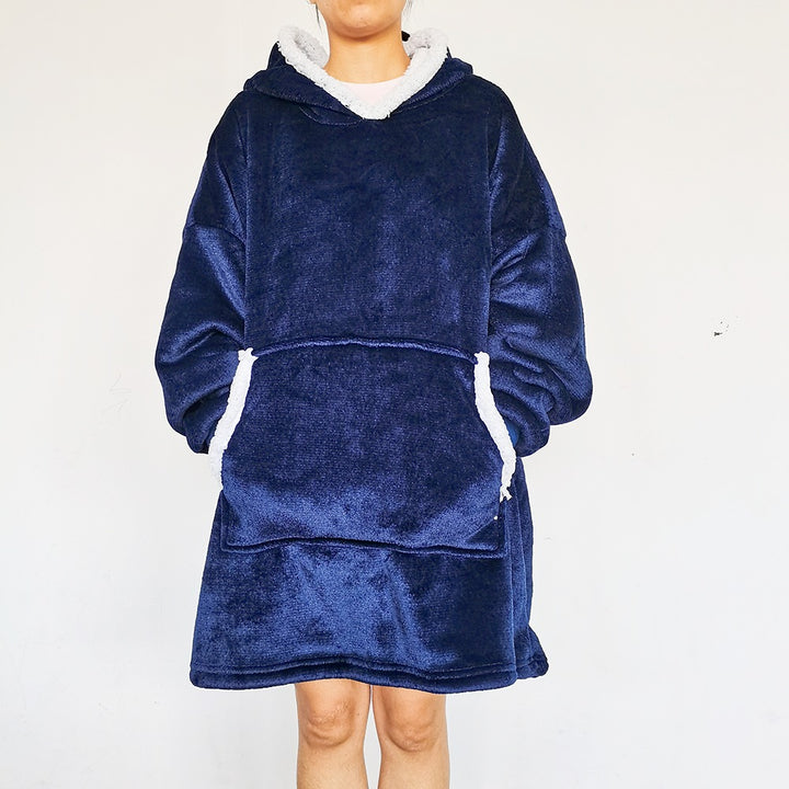 Persoon in oversized deken-hoodie met capuchon