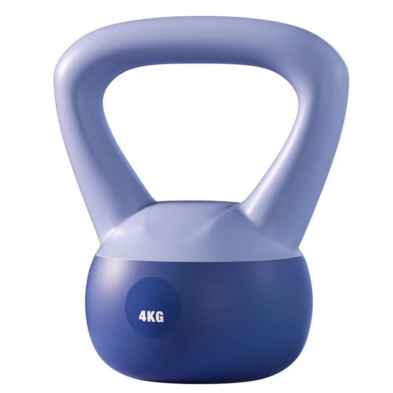 Lichtroze zachte kettlebell op de vloer