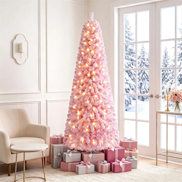 Roze besneeuwde volle kerstboom met lichtjes