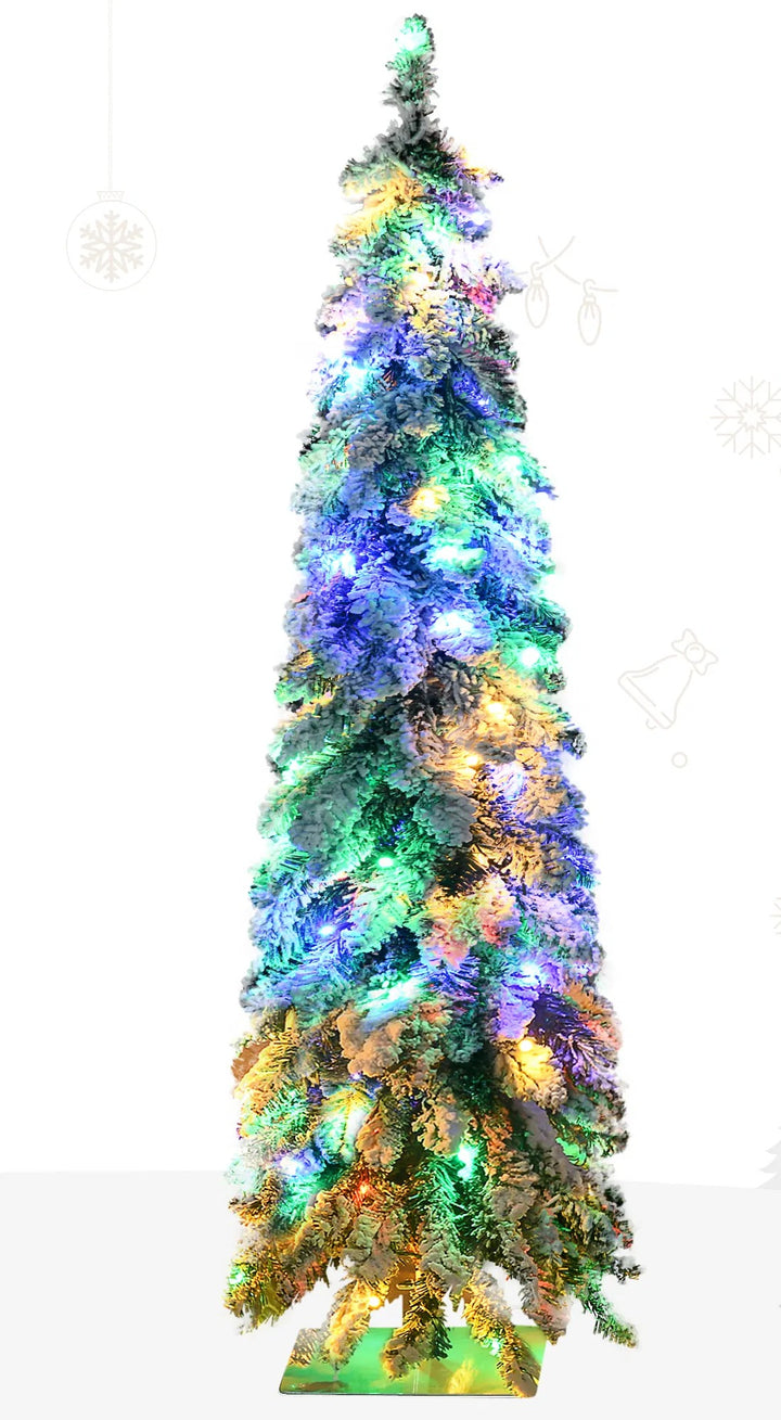 Kleine smalle besneeuwde kerstboom met lichtjes