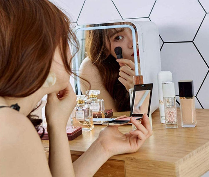 Witte mini make-up koelkast met verlichte spiegel