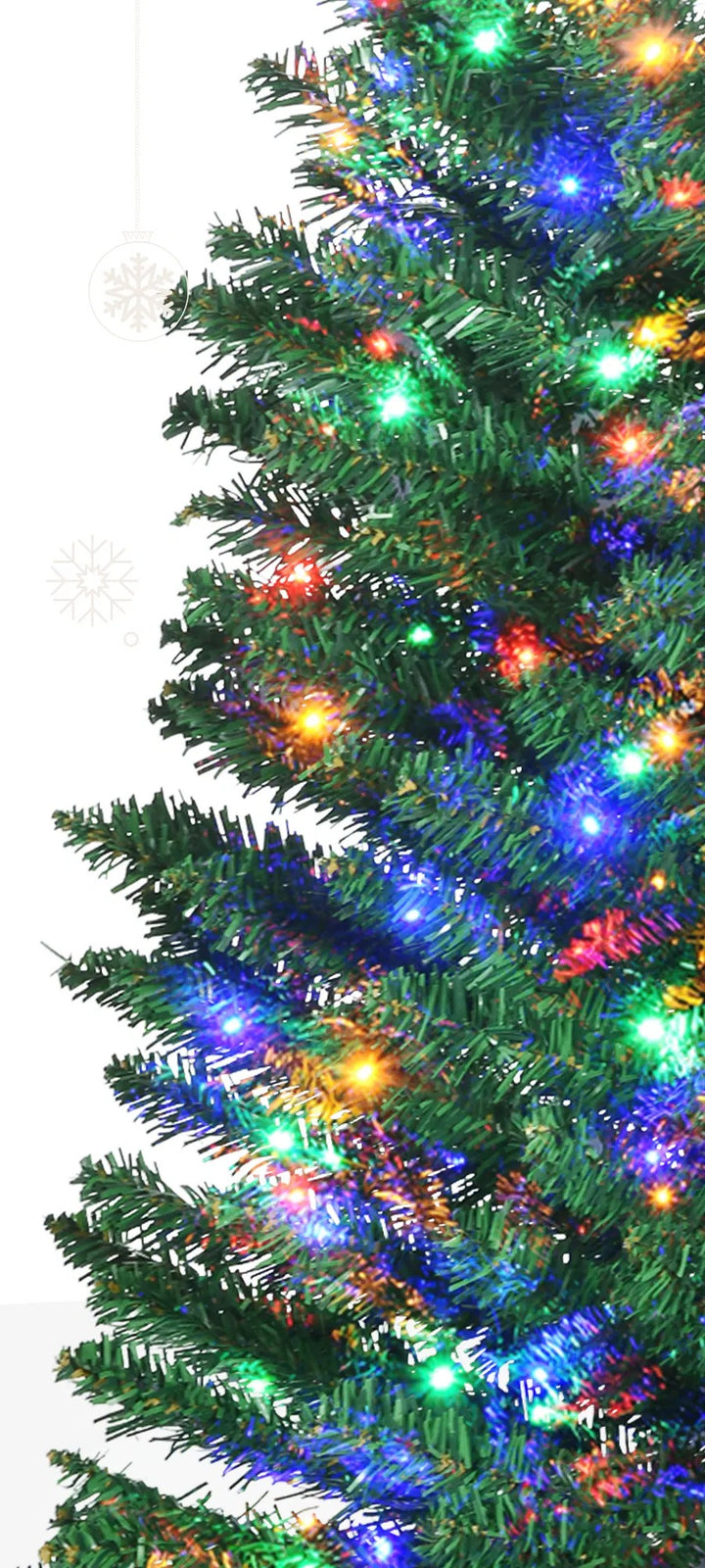 Groene smalle kerstboom met gekleurde lichtjes
