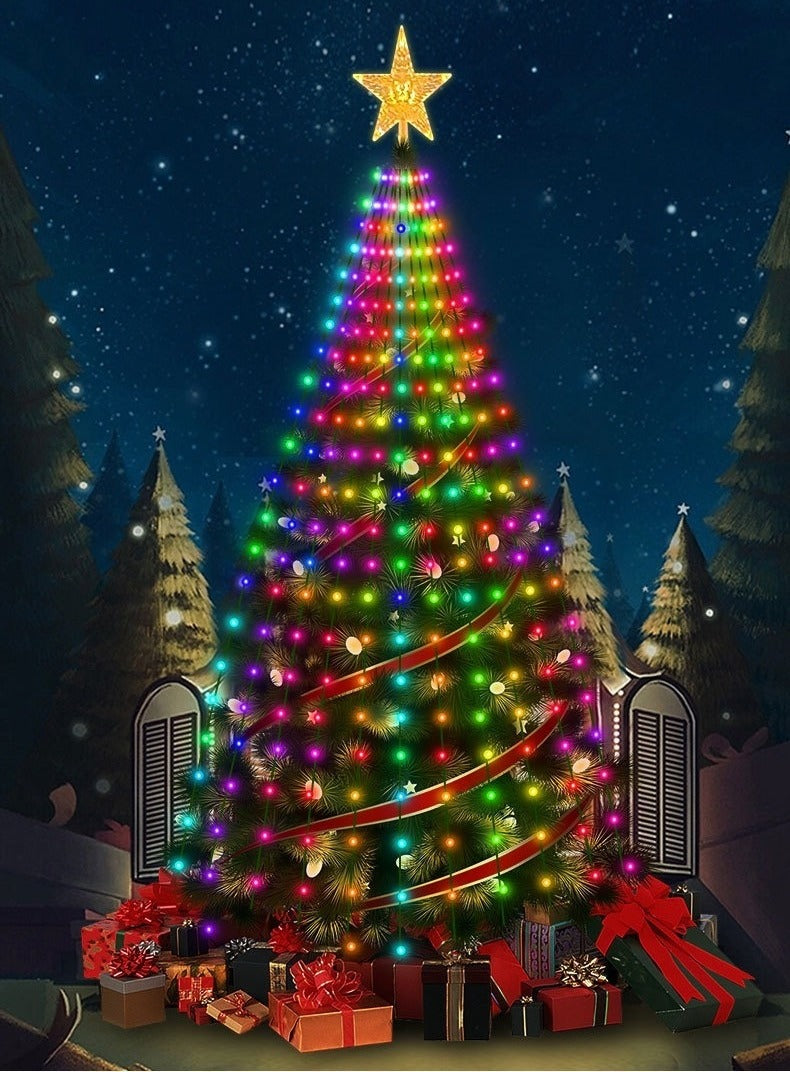 Kerstboom met kleurrijke lichtkegel en ster
