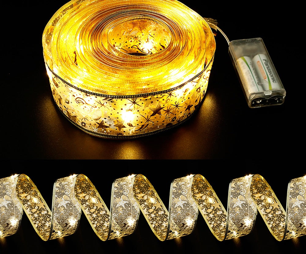 Gouden kerstlint met warme ledlampjes in kerstboom