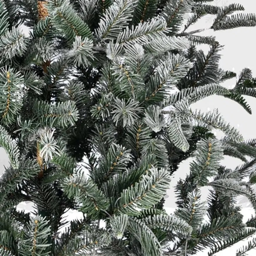 Natuurlijke kerstboom met lichte sneeuw