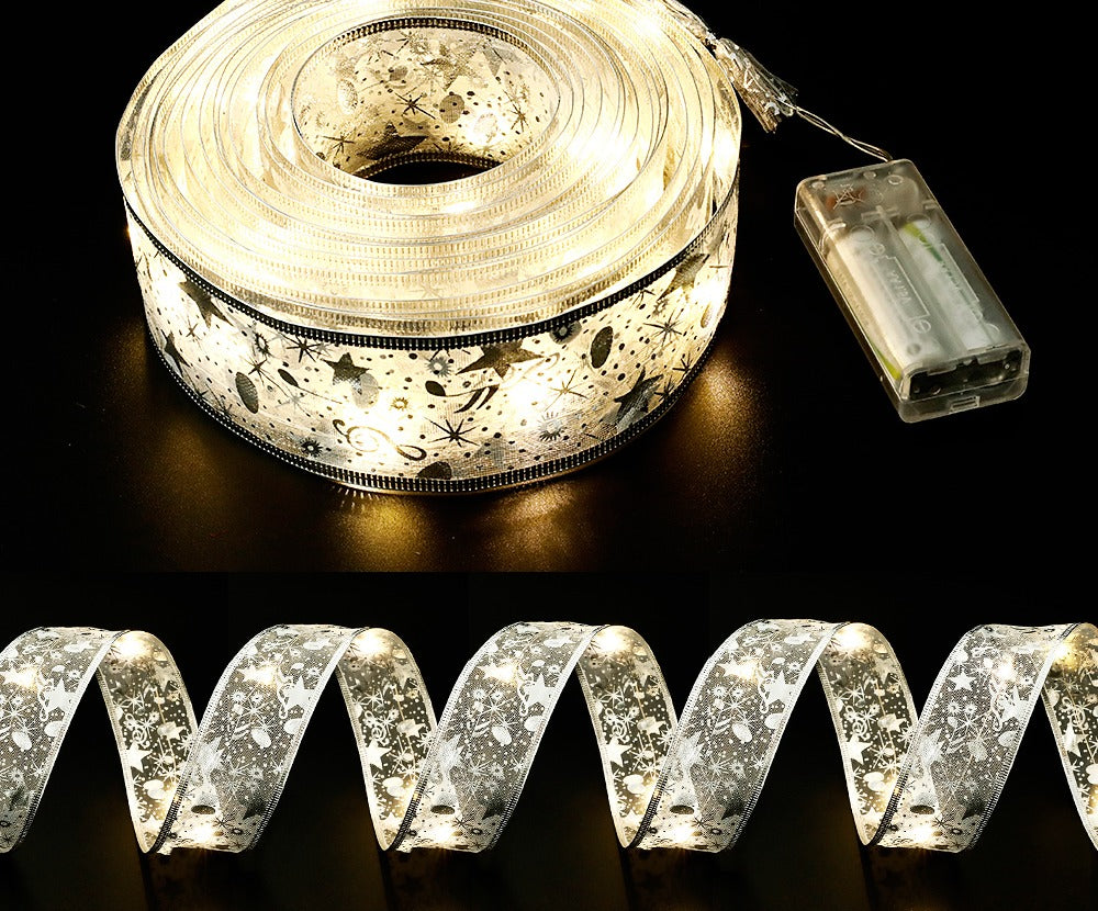 Gouden kerstlint met warme ledlampjes in kerstboom