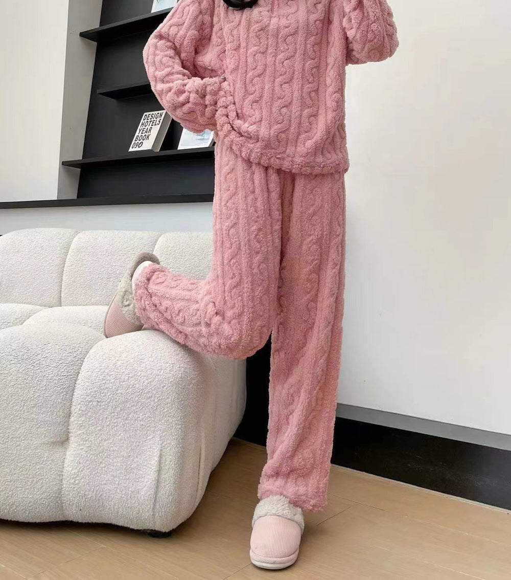 Vrouw in fleece pyjama met halve rits