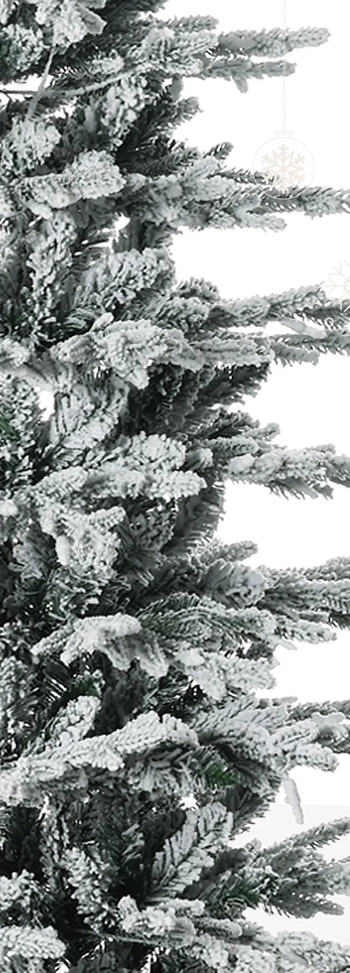 Besneeuwde kerstboom met warmgele lampjes
