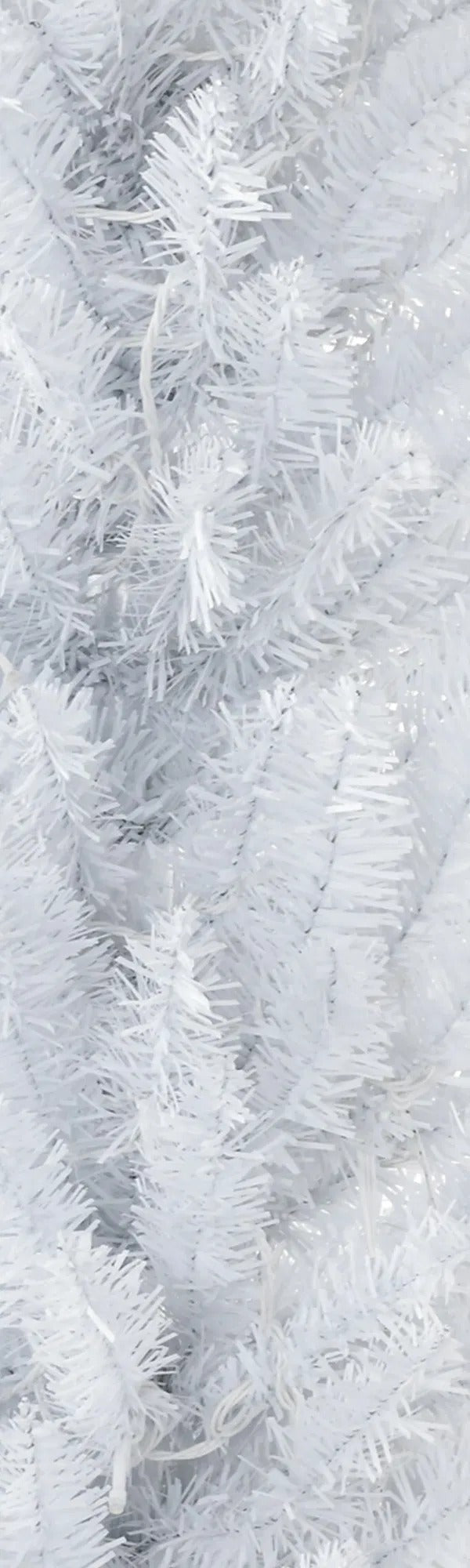 Witte smalle kerstboom met warmwitte lichtjes