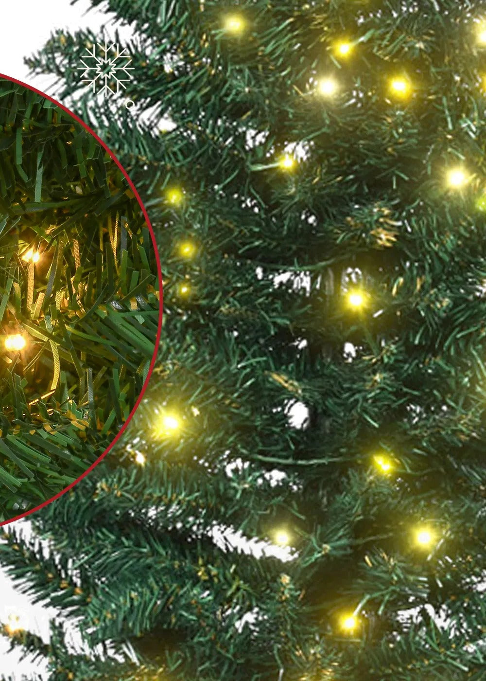 Slanke groene kerstboom met warmwitte lampjes