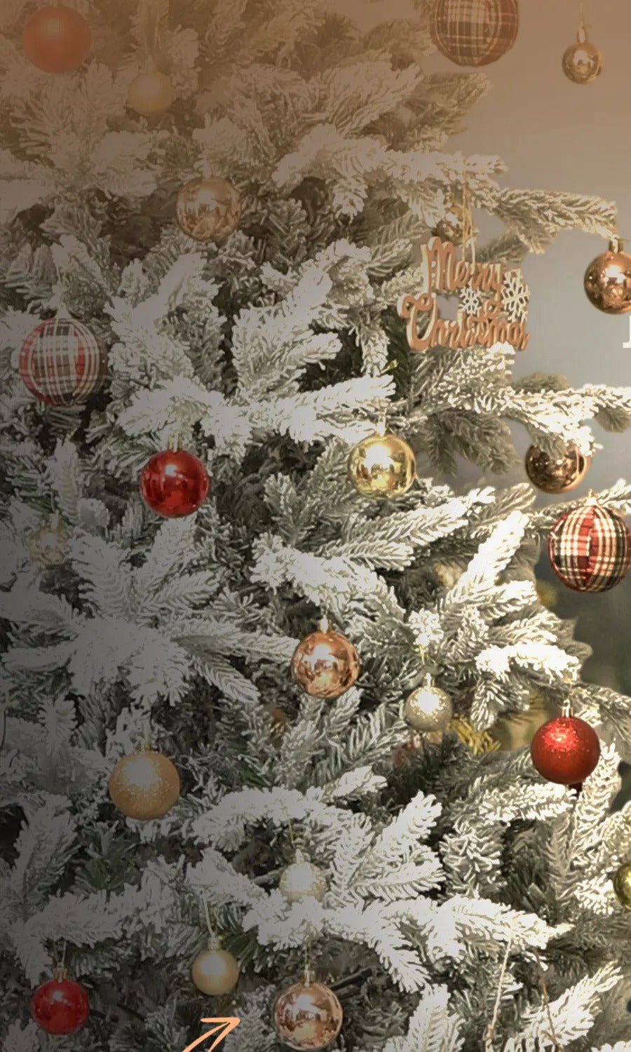 Grote besneeuwde kerstspar in een woonkamer